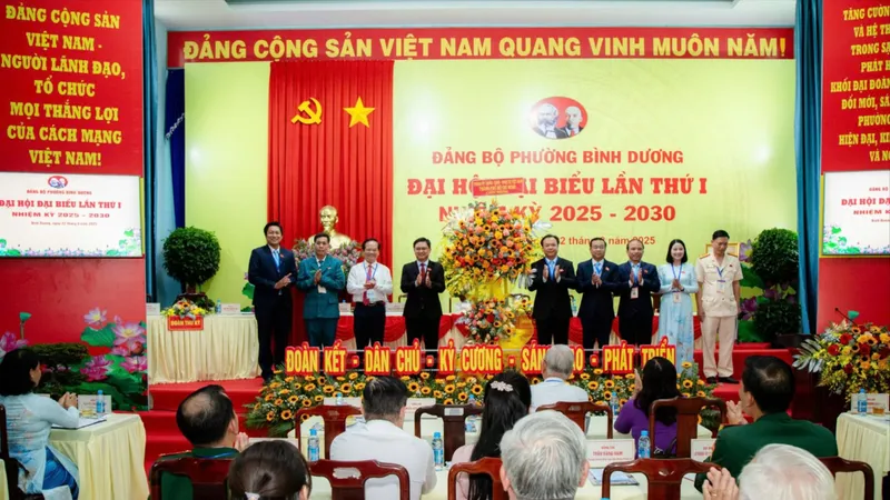 Đồng chí Nguyễn Mạnh Cường chúc mừng Đại hội Đảng bộ phường Bình Dương