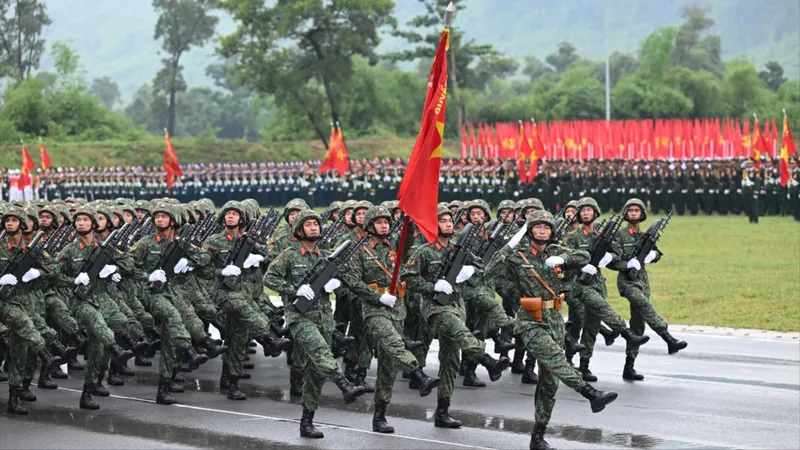 Bước chân hào hùng, mạnh mẽ của lực lượng tham gia diễu binh