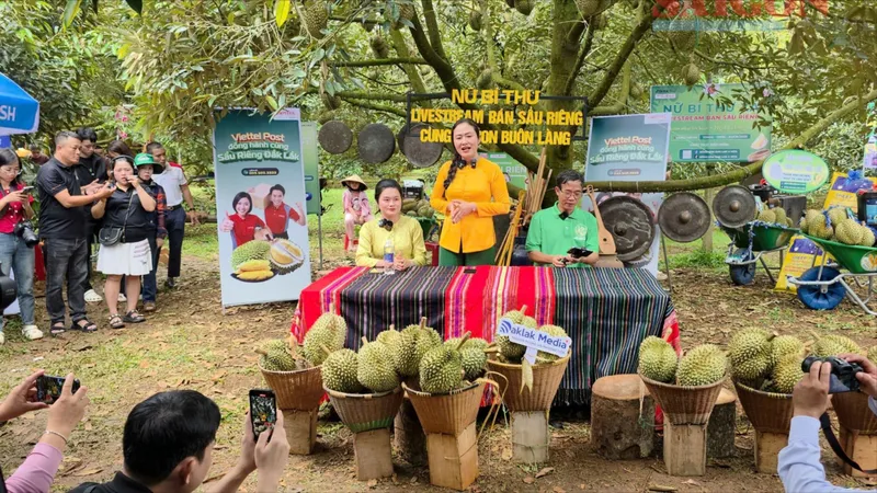 Nữ bí thư xã ở Đắk Lắk trực tiếp “lên sóng” bán sầu riêng cho người dân