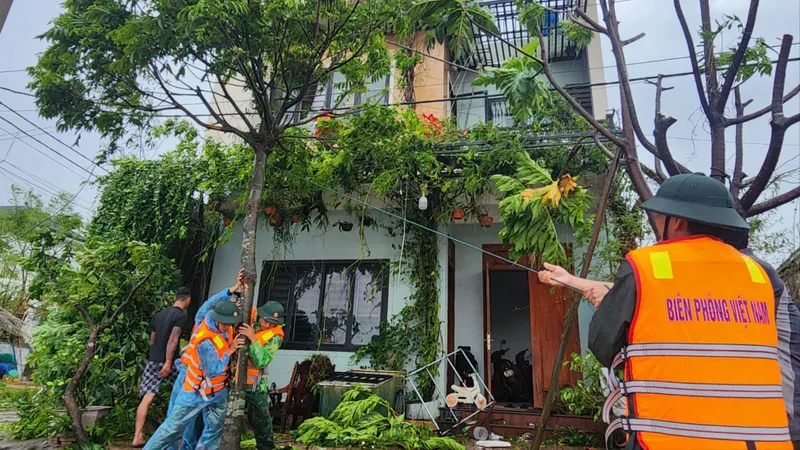 Bộ đội Biên phòng Hà Tĩnh giúp dân khắc phục thiệt hại do bão số 5