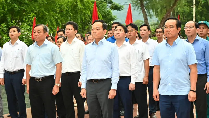 Bí thư Thành ủy TPHCM Trần Lưu Quang dâng hương tưởng nhớ các Anh hùng liệt sĩ tại đặc khu Côn Đảo