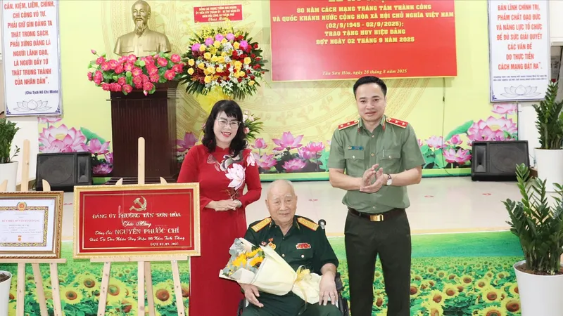 Đồng chí Nguyễn Phước Chí nhận Huy hiệu 80 năm tuổi Đảng 
