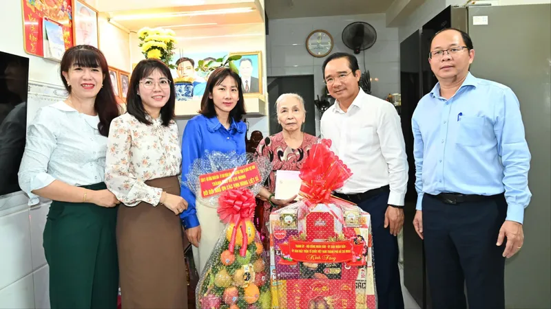 Lãnh đạo TPHCM thăm, tặng quà Mẹ Việt Nam Anh hùng