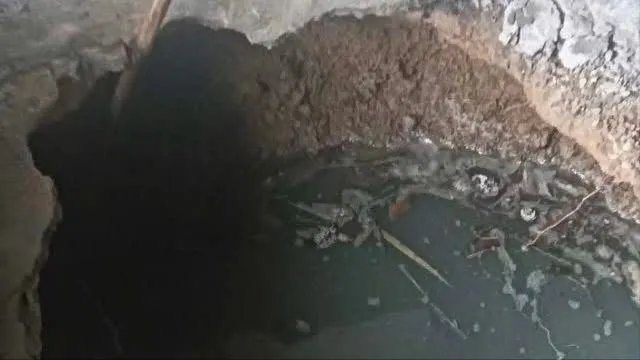"Hố tử thần" sâu 7m bất ngờ xuất hiện ở nhà dân
