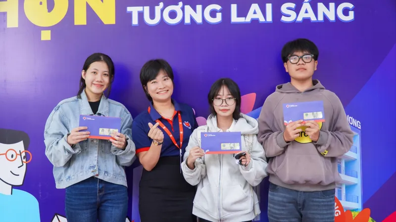 Một trường đại học tặng mỗi sinh viên 100.000 đồng mừng Tết Độc lập