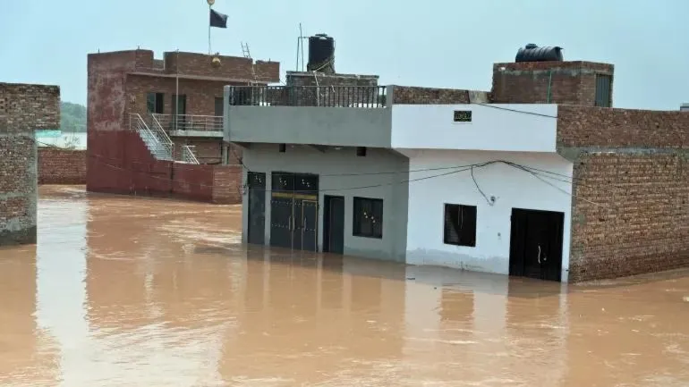 Lũ lụt dâng cao tại tỉnh Punjab. Ảnh: AL JAZEERA