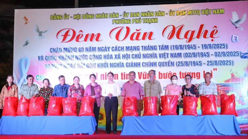 Phường Phú Thạnh (TPHCM) trao 80 phần quà đến hộ khó khăn 