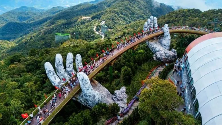 Hàng ngàn du khách check-in đỉnh Bà Nà trong ngày đầu nghỉ Lễ 2-9