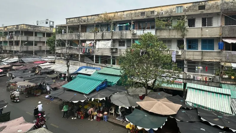 Chung cư Phạm Thế Hiển, TPHCM đang bị xuống cấp trầm trọng cần được cải tạo, xây mới. Ảnh: THANH HIỀN