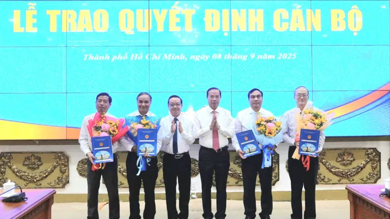 Lãnh đạo UBND TPHCM trao quyết định bổ nhiệm nhiều cán bộ
