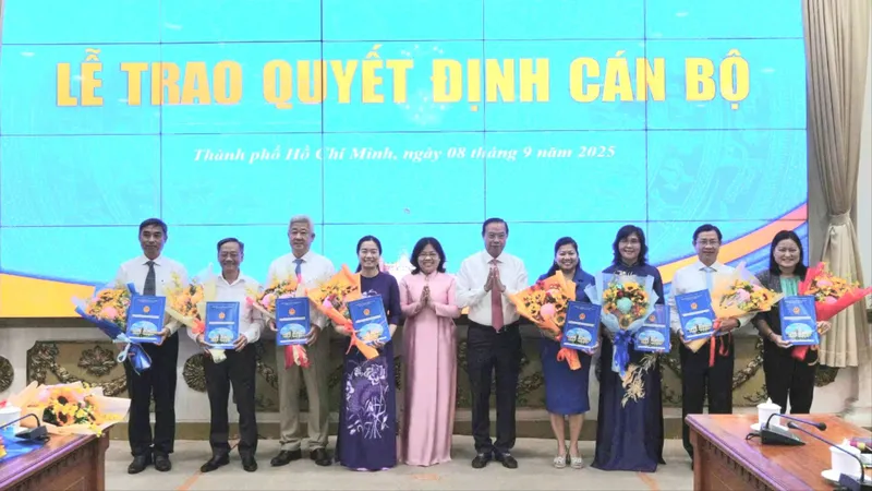 TPHCM trao quyết định nghỉ hưu trước tuổi cho 27 cán bộ