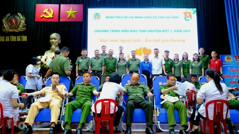 Cán bộ, chiến sĩ Công an tỉnh Hà Tĩnh tham gia hiến máu tình nguyện