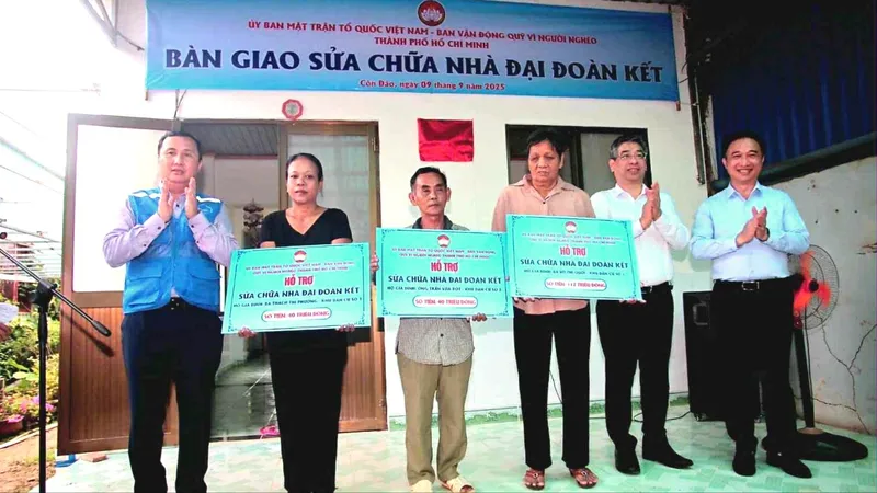 Đoàn công tác TPHCM trao hỗ trợ sửa chữa Nhà đại đoàn kết cho các hộ dân tại Côn Đảo