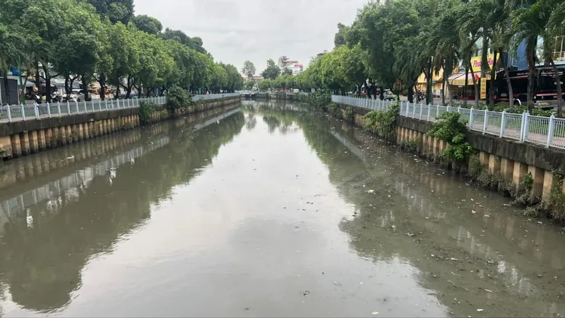 Vì sao kênh Nhiêu Lộc - Thị Nghè cạn nước giữa mùa mưa?