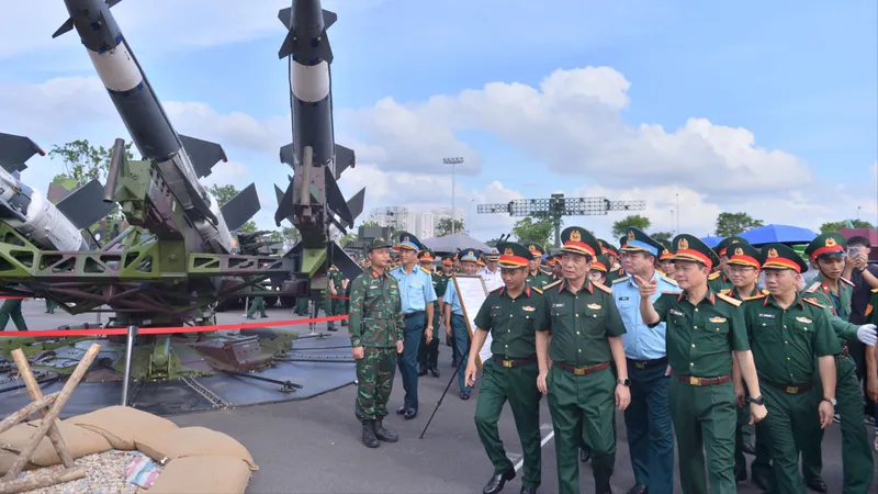 Đại tướng Phan Văn Giang thăm khu trưng bày của Bộ Quốc phòng tại triển lãm 80 năm thành tựu đất nước