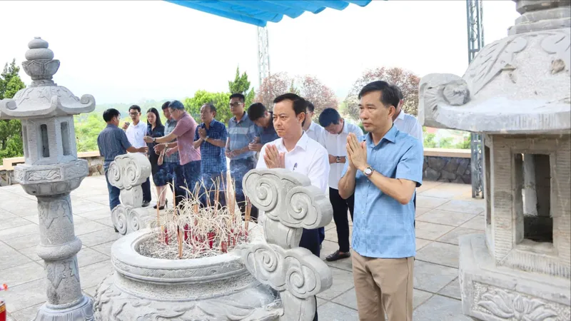 Đại biểu tham dự lễ giỗ lần thứ 94 của Tổng Bí thư Trần Phú tại nhà thờ 