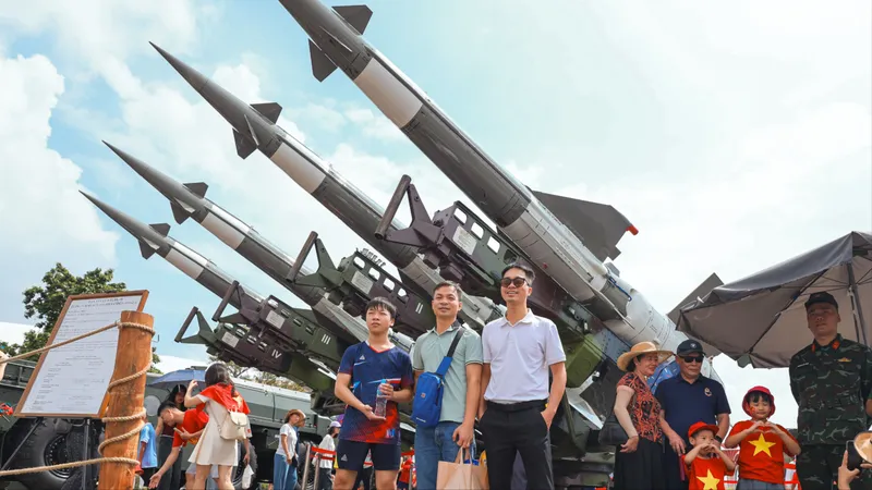 Khách tham quan tại triển lãm