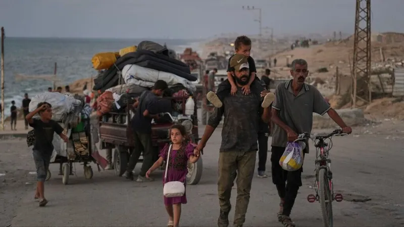 Người dân Palestine di tản khỏi miền bắc Gaza dọc theo con đường ven biển về phía Nam ngày 16-9. Ảnh: AP