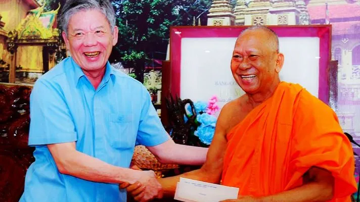 Bí thư Tỉnh uỷ Ngô Chí Cường thăm hỏi đời sống của chư tăng trên địa bàn tỉnh. Ảnh: BT