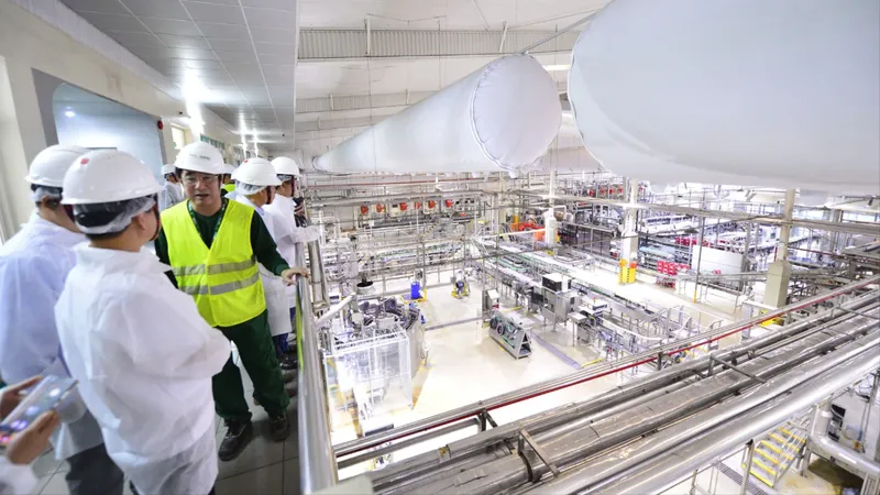 Các đại biểu và nhà đầu tư tham dự hội thảo tham quan nhà máy Carlsberg tại KCN Phú Bài