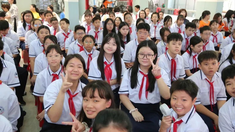 Học sinh Trường THCS Nguyễn Du (phường Bến Thành) trong ngày khai giảng năm học 2025-2026