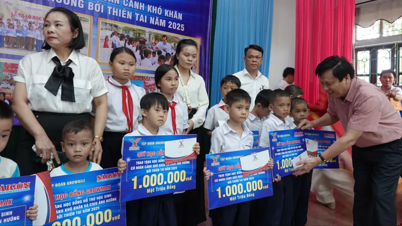Báo Sài Gòn Giải Phóng và Tập đoàn GrowMax trao hơn nửa tỷ đồng học bổng tại Hà Tĩnh