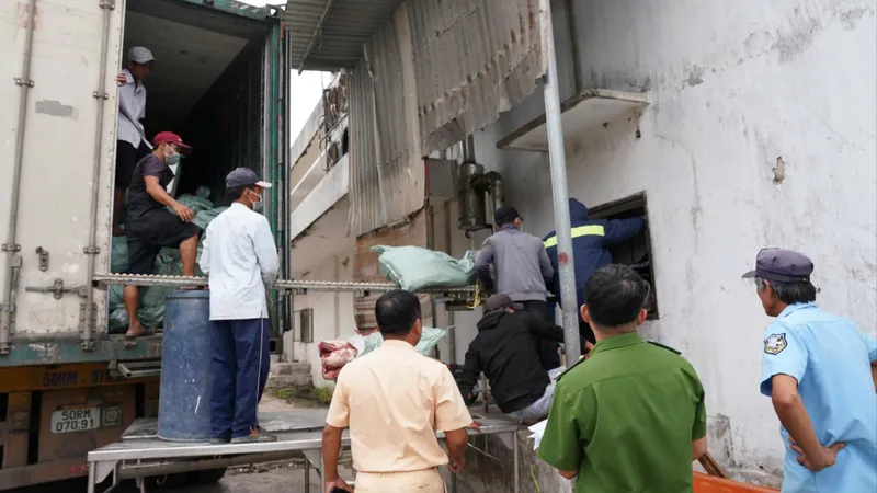Phát hiện ô tô chở 30 tấn thịt các loại không có chứng nhận kiểm dịch