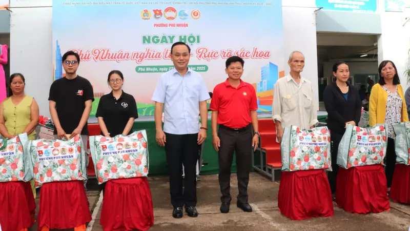 Bí thư Đảng ủy, Chủ tịch HĐND phường Phú Nhuận Nguyễn Đông Tùng và Chủ tịch Ủy ban MTTQ phường Phú Nhuận Đinh Gia Huỳnh tặng quà cho các hộ khó khăn 