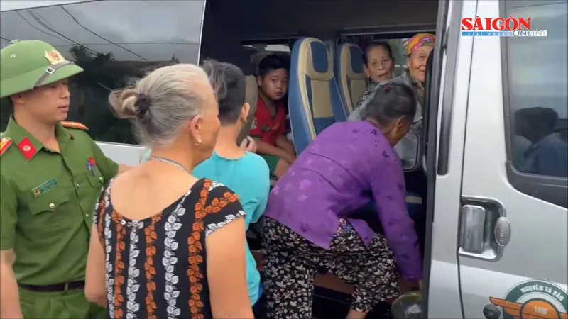 Sóng biển dữ dội và mưa lớn tại tỉnh Nghệ An. Ảnh: DUY CƯỜNG