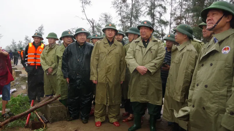 Thượng tướng Huỳnh Chiến Thắng, Phó tổng Tham mưu trưởng Quân đội nhân dân Việt Nam cùng đoàn công tác kiểm tra trực tiếp tại tuyến đê Hội Thống, xã Đan Hải 