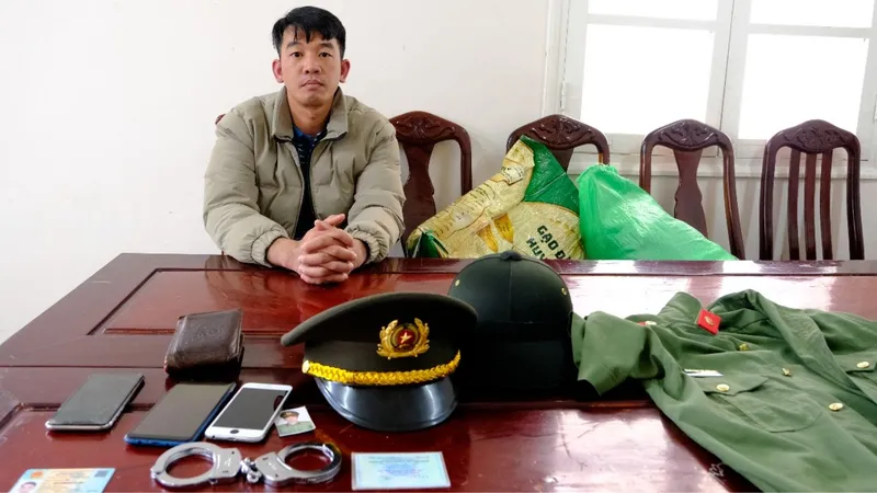 Thanh niên giả danh công an đi giữa phố để... khoe khoang