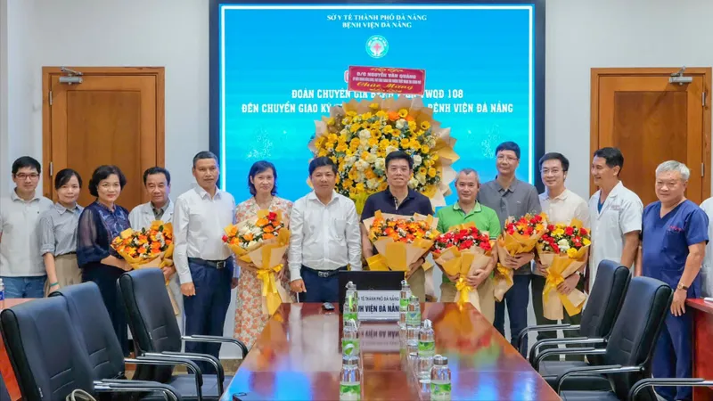 Bí thư Thành ủy Đà Nẵng tặng hoa cảm ơn Bệnh viện Trung ương Quân đội 108 đã hỗ trợ Bệnh viện Đà Nẵng thực hiện thành công ca ghép gan đầu tiên