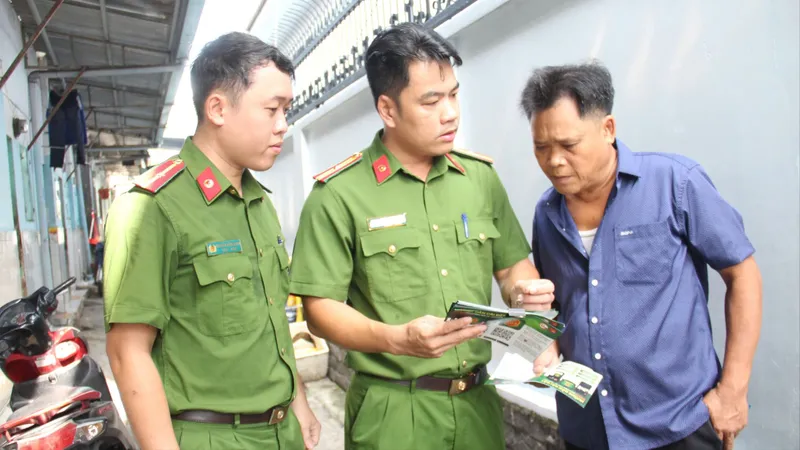 “Tổ công tác 3 trong 1”: Đi từng ngõ, gõ từng nhà tuyên truyền pháp luật