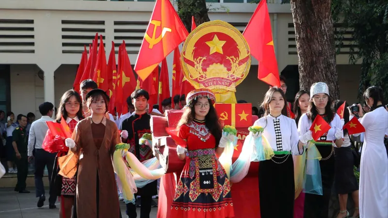 Học sinh hào hứng trình làng sản phẩm của dự án "Chiến trường không khói lửa"
