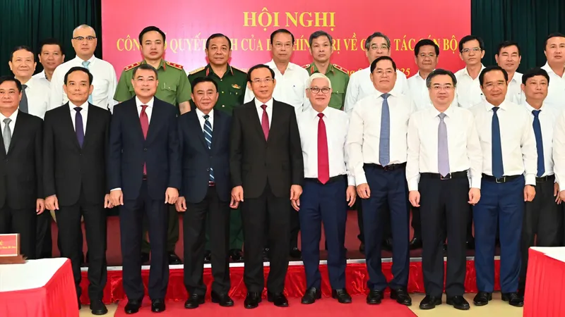 Kiện toàn đội ngũ cán bộ, ngăn ngừa cục bộ địa phương
