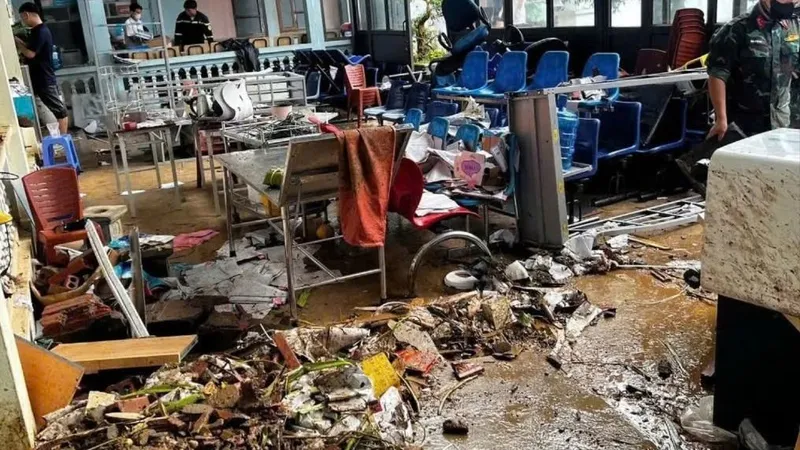 Sơn La: Mưa ngập đường, nước tràn vào các bệnh viện