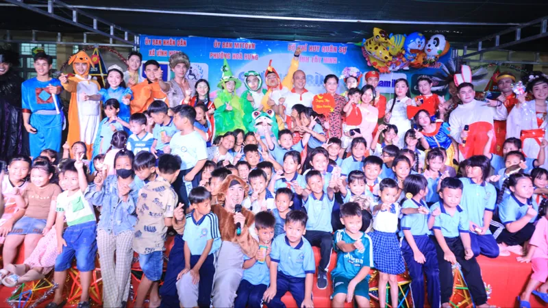 Hàng chục ngàn sản phẩm dinh dưỡng Vinamilk đã được gửi tặng cho thiếu nhi vùng biên tại xã Vĩnh Hưng, tỉnh Tây Ninh