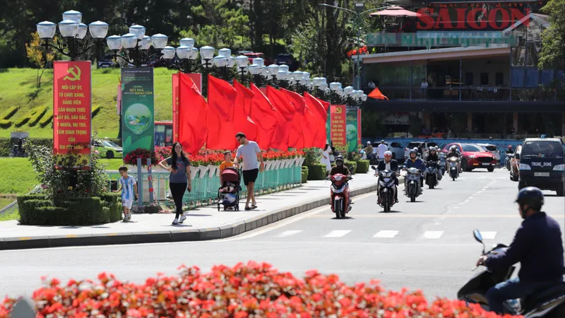 Rộn ràng cờ, hoa trước thềm Đại hội đại biểu Đảng bộ tỉnh Lâm Đồng lần thứ I