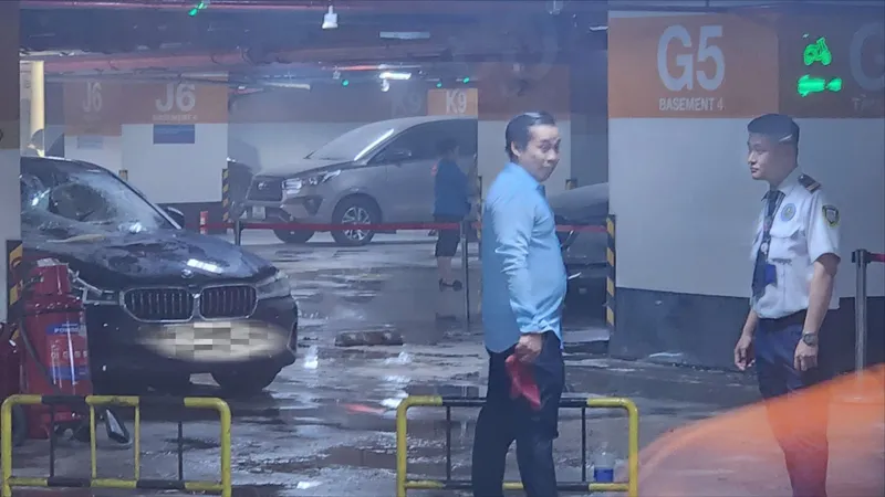 Cháy trong hầm xe Trung tâm thương mại Takashimaya. Ảnh: AX