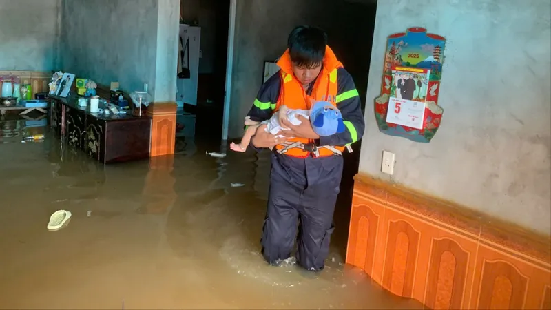 Công an Hà Nội lội nước, đi từng nhà hỗ trợ người dân xã Trung Giã