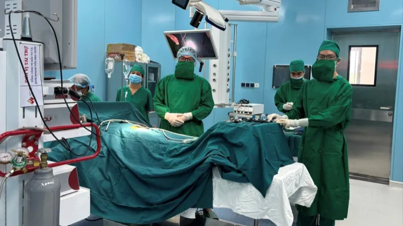 Các bác sĩ phẫu thuật và gây mê của BV Bình Dân, BV Trưng Vương, BV Chấn thương Chỉnh hình chuẩn bị cho ca phẫu thuật 