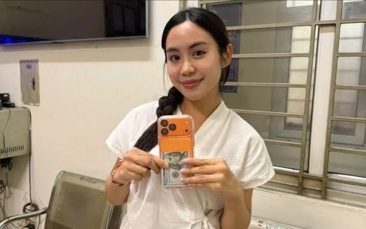 Cô gái Lào nhanh chóng nhận lại điện thoại sau khi bị móc túi