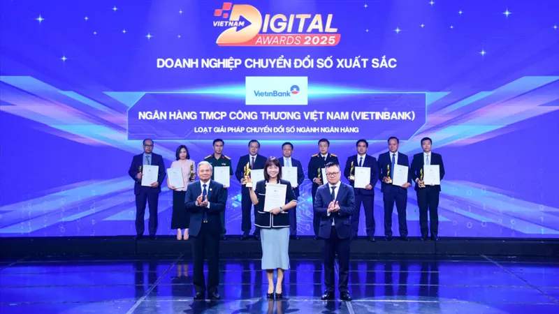 Bà Phùng Thu Hà, Trưởng Ban Chuyển đổi số VietinBank đại diện nhận Giải thưởng Doanh nghiệp Chuyển đổi số xuất sắc 2025