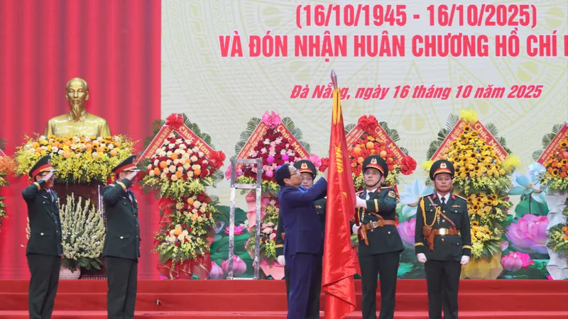 Quân khu 5 đón nhận Huân chương Hồ Chí Minh lần thứ 3