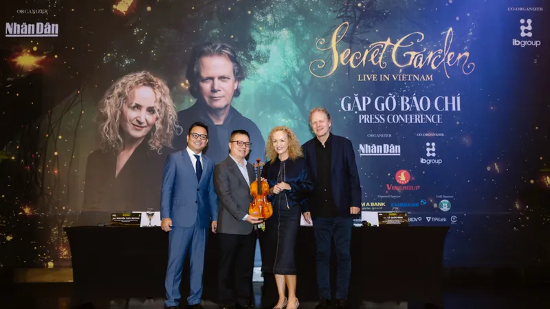 Nhóm nhạc tặng đàn cho ban tổ chức chương trình “Secret Garden Live in Vietnam"