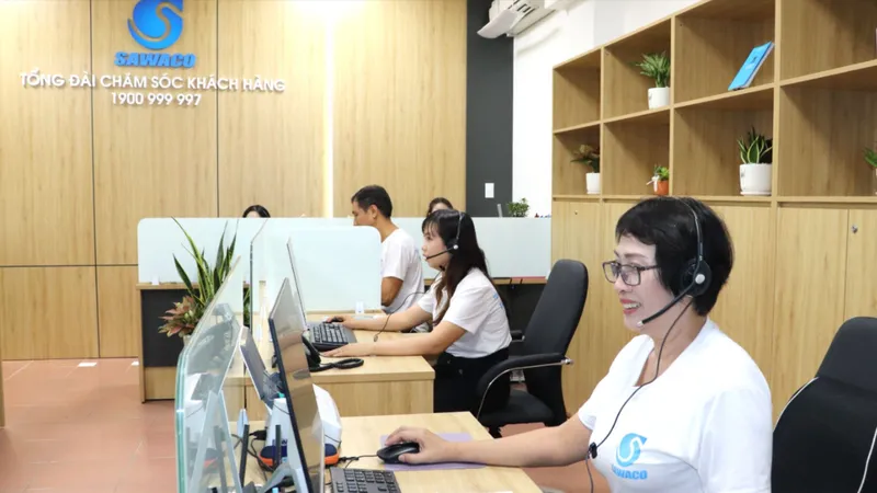 Nhân viên tổng đài chăm sóc khách hàng 1900.999.997 tiếp nhận và xử lý cuộc gọi của khách hàng