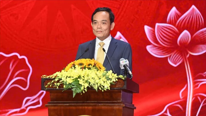 Bí thư Thành ủy TPHCM Trần Lưu Quang trao đổi ý kiến cùng các nghệ sĩ tham dự hội nghị. Ảnh: QUỐC THANH