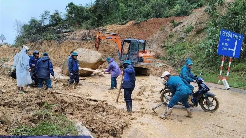 Thông tuyến một phần đường lên cửa khẩu Tây Giang sau nhiều giờ tê liệt