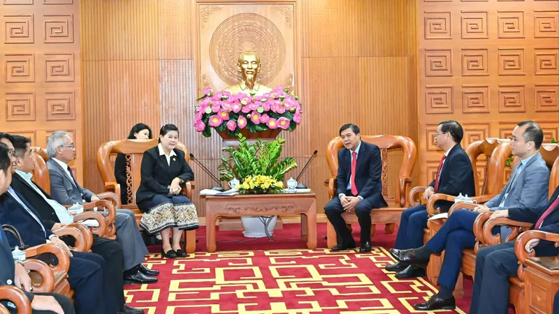 Phó Trưởng Ban Tuyên giáo và Dân vận Thành ủy TPHCM Tăng Hữu Phong tiếp đoàn đại biểu nhà báo Lào do đồng chí Vilavone Phanthavong, Phó trưởng Ban Tuyên huấn Trung ương Đảng Nhân dân Cách mạng Lào làm trưởng đoàn. Ảnh: VIỆT DŨNG 