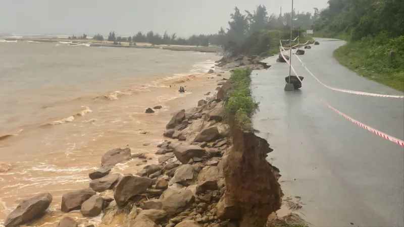 Sạt lở nguy cơ xóa sổ đường ven biển ở TP Huế